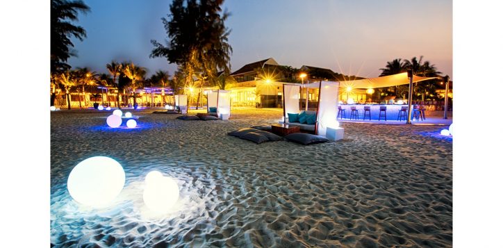 azure-beach-lounge-pullman-danang-2