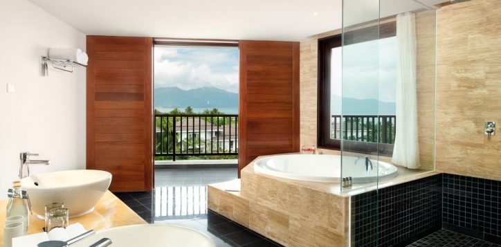 juniorsuite_bathroom-with-jacuzzi-space-and-view-2