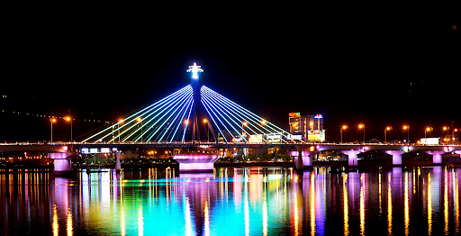 the-dazzling-beauty-of-han-river-bridge-under-city-lights-ve-dep-cua-cau-song-han-vao-ban-dem-danang-discovery-4-famous-bridge-in-danang-restaurant-near-me-show-in-danang-pullman-danang-beach-resort