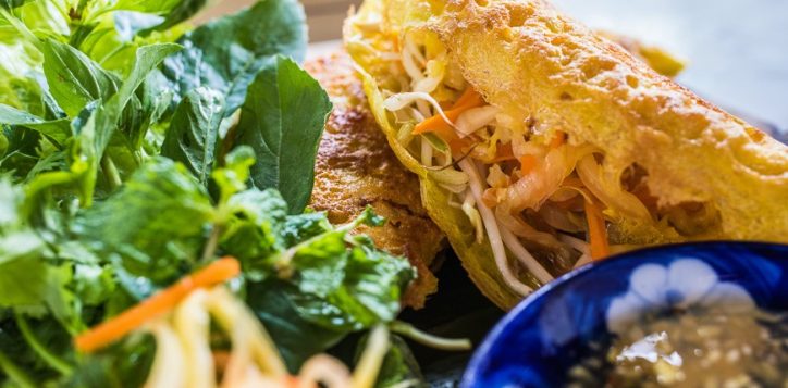banh-xeo-dac-san-da-nang-mon-ngon-da-nang-mon-an-dia-phuong-o-da-nang-pullman-danang-pullman-danang-beach-resort-banh-xeo-ba-duong-crispy-savoury-pancake-mrs-duong-2
