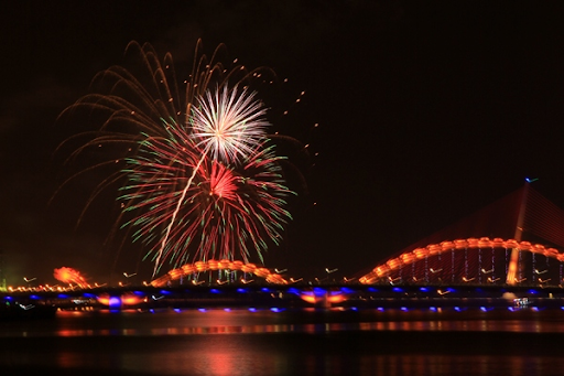 dragon-bridge-and-firework-phao-hoa-tren-cau-rong-danang-discovery-4-famous-bridge-in-danang-restaurant-near-me-experience-in-danang-pullman-danang-beach-resort-2