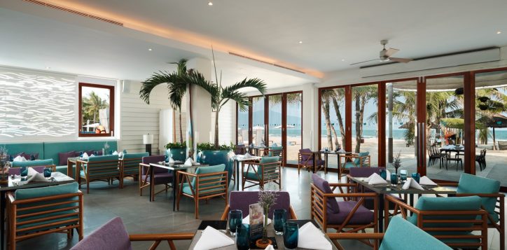 azure-beach-lounge-at-pullman-danang-beach-resort-best-beach-front-restaurant-in-danang-central-vietnam-2