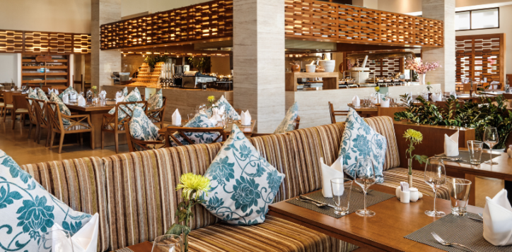 perfect-dinning-set-menu-at-luxury-restaurant-in-danang-azure-beach-lounge-gout-de-france