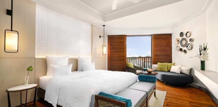 deluxe-queen-room-balcony-bed-pullman-danang-beach-resort-5-star-hotel-accor-live-limitless-2