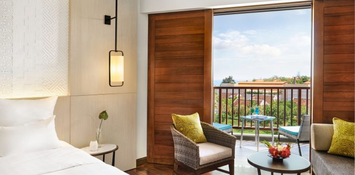 deluxe-queen-room-balcony-view-pullman-danang-beach-resort-5-star-hotel-accor-live-limitless-2