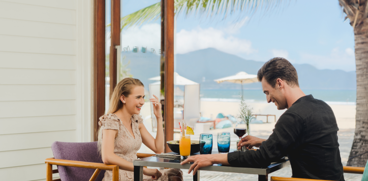 romance-couple-dining-at-pullman-danang-2