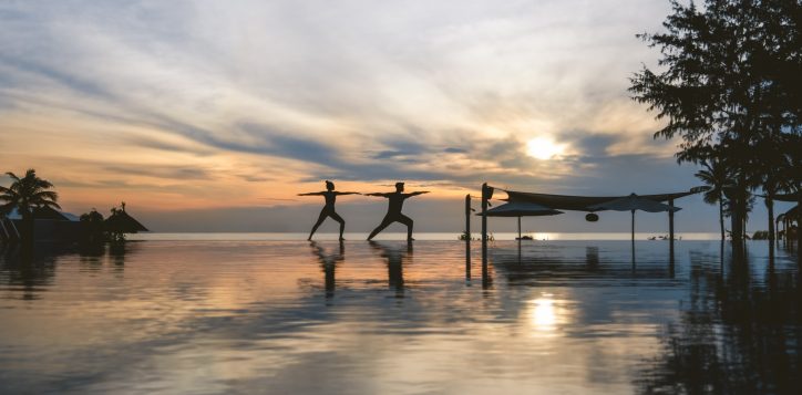 couple-sunrise-yoga-pullman-danang-beach-resort-2