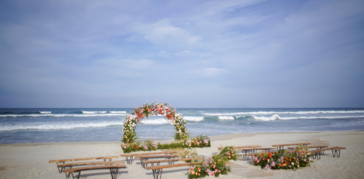 beach-wedding-decoration-pullman-danang-beach-resort-2