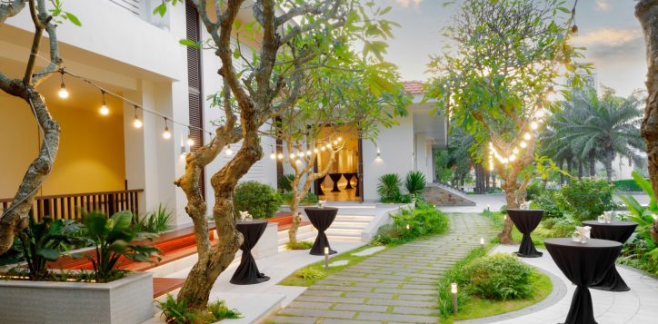 terrace-at-new-lotus-ballroom-with-cocktail-section-pullman-danang-beach-resort-2