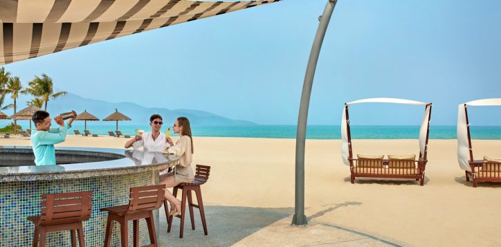 azure-beach-bar_couple-lifestyle-1_pullman-danang-beach-resort_5-star-hotels_accor-hotels-2