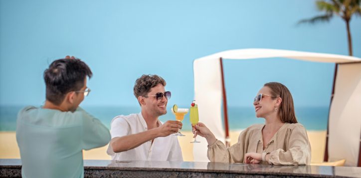 azure-beach-bar_couple-lifestyle-2_pullman-danang-beach-resort_5-star-hotels_accor-hotels-2