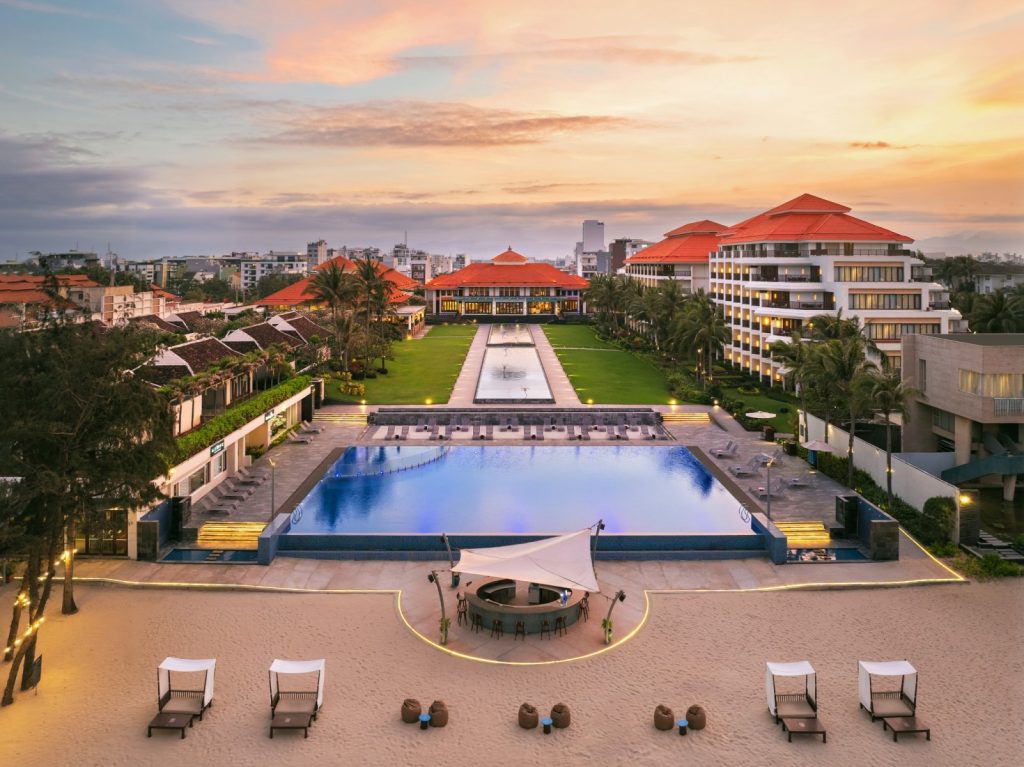 cau-vang-pullman-danang-beach-resort