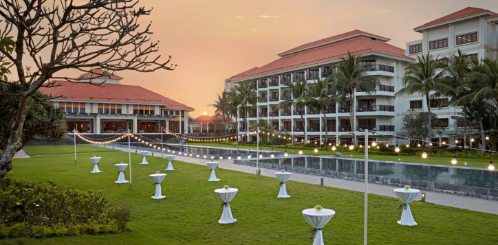 lawn-area_cocktail-party_pullman-danang-beach-resort_5-star-hotels_accor-hotels-2