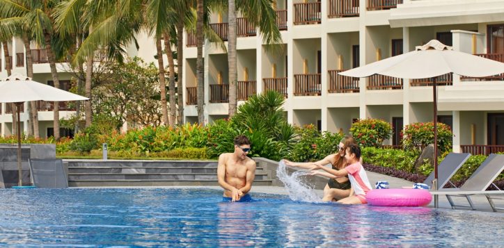 pool_family-lifestyle-3_pullman-danang-beach-resort_5-star-hotels_accor-hotels-2