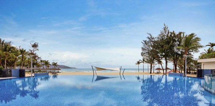 pool_overview-2_pullman-danang-beach-resort_5-star-hotels_accor-hotels-2
