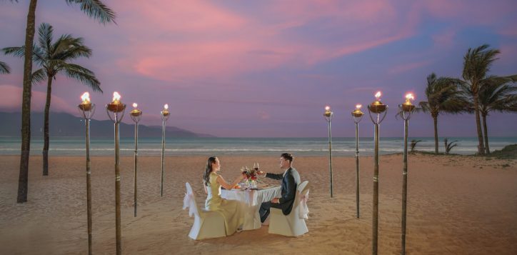 romantic-dinner-by-the-beach_pullman-danang-beach-resort_5-star-hotels_accor-hotels-2