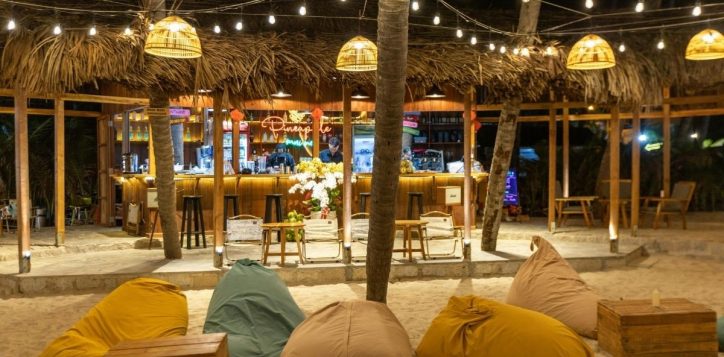 beach-restaurants-in-da-nang-esco-beach-bar-lounge-restaurant-2