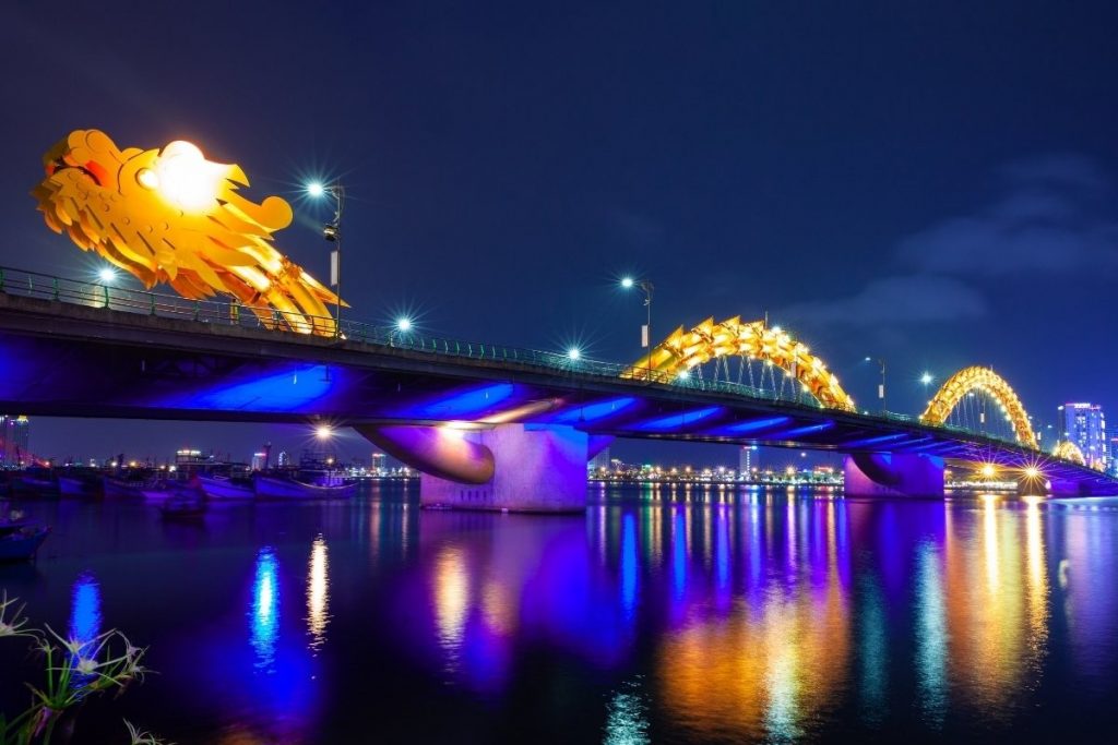夜のハン川を照らすダナンのロン橋(ドラゴン橋)